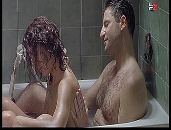 Actress - Paulina Galvez: Movie - Retrato de mujer con hombre al fondo